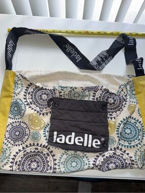 Ladelle yellow and multi-colored duffle bag T0134